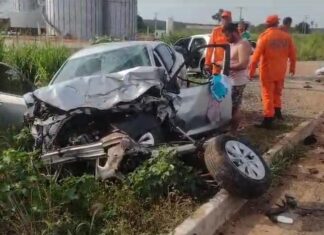 Uma pessoa morre e cinco ficam feridas em acidente envolvendo caminhão e três carros