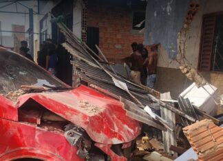 Motorista preso por embriaguez após bater em muro de casa dirigia carro do irmão que tinha mais de R$ 18 mil em multas