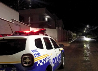 Mulher corre até casa de vizinho para escapar do marido após ser esfaqueada no rosto