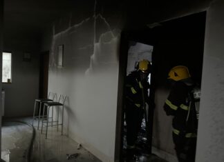 VÍDEO: Carregador de celular ligado na tomada pega fogo e incendeia casa