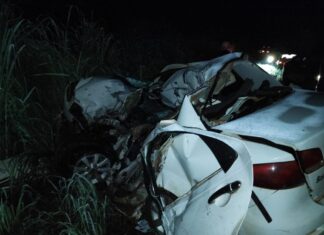 Homem morre preso às ferragens após acidente entre carro e caminhão