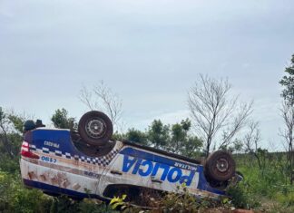 Policiais ficam feridos após viatura da PM capotar em estrada de chão