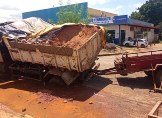 Buraco se abre em rua de Palmas e engole pneus de caminhão