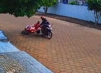 Criminosos tentam roubar bolsa e derrubam mulher de moto em movimento; VÍDEO