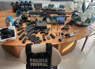 Arsenal com fuzil, pistolas e munição é apreendido durante buscas da operação Lesa Pátria