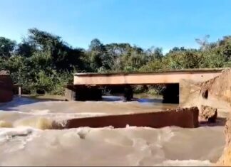 Enchente faz ponte desabar após arrastar aterro e bueiro; VÍDEO