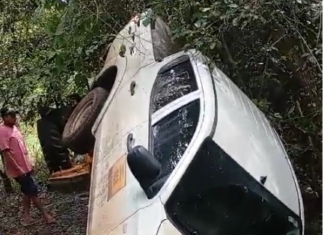 Caminhonete com funcionários do IBGE cai em rio após ponte de madeira quebrar; VÍDEO