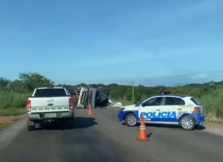 Carreta tomba em trecho da rodovia TO-050 e pista é parcialmente interditada