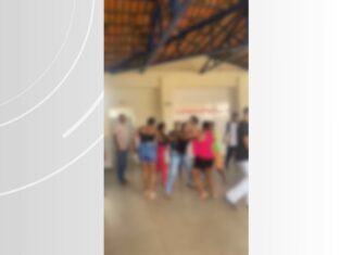 Adolescente é espancada por colegas de aula e parentes vão em escola bater nas agressoras, diz polícia; VÍDEO