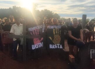 Multidão faz cortejo em despedida a garçonete assassinada a facadas pelo ex-companheiro; Vídeo