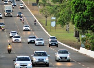 Lei que proíbe cobrança antecipada do IPVA em caso de transferência começa a valer, diz governador