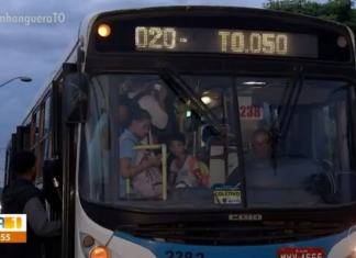 Passageiros improvisam bancos com tijolos por falta de estrutura nos pontos de ônibus e reclamam de lotação: “Continua a mesma coisa”