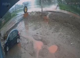Moto ‘voa’ ao derrapar em avenida alagada após chuva forte; veja vídeo