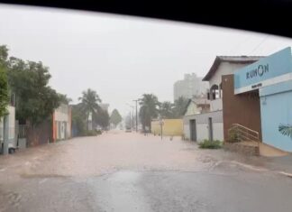 VÍDEO: Motoristas enfrentam ruas alagadas após forte chuva em Araguaína