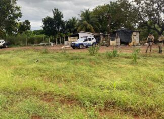 Suspeitos de assassinarem homem em barraco teriam agido por vingança, diz polícia