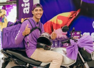 Entregador que viralizou fazendo delivery de comida montado em burro ganha moto 0km: ‘Burrinho está na fazenda’