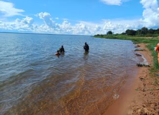 Mulher de 24 anos morre afogada em praia após entrar em lago e desaparecer, dizem bombeiros