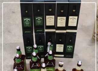 Funcionários são pegos tentando sair de supermercado com 10 garrafas de whisky escondidas em carrinho com lixo