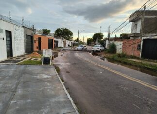 Criança pega carro dos pais sem permissão, derruba poste e deixa quadra sem energia