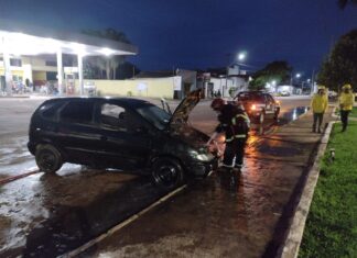 Carro pega fogo em posto de combustíveis e é arrastado antes de chamas se espalharem
