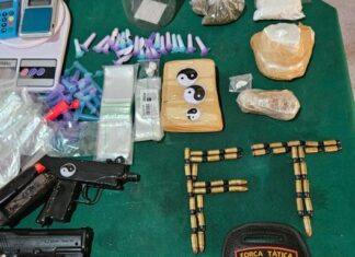 Ponto de tráfico de drogas é econtrado pela polícia e dois suspeitos são presos em flagrante