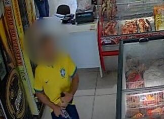 Homem armado rende funcionários e cliente durante roubo em açougue; VÍDEO