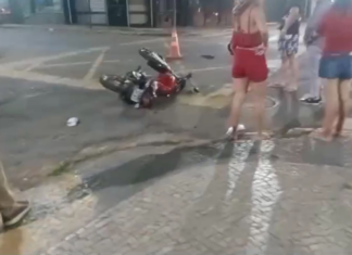 Motociclista morre após ser atropelado por carro em cruzamento, diz PM