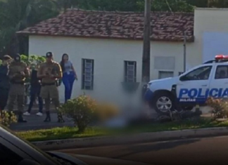 Idoso morre prensado contra meio-fio após ser atropelado por caminhão, diz PM