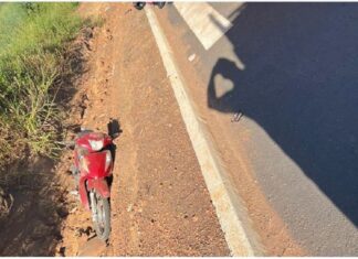Idosa morre após perder controle de moto em curva e cair dentro de vala