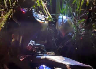 Mulher morre após namorado parar moto para ajudar vítima de acidente e serem atropelados por carro desgovernado
