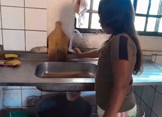 Criança indígena mostra torneiras vazias em escola que está sem água há um mês; aulas estão suspensas