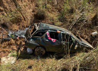 Carro capota na TO-335 e deixa criança e outras três pessoas feridas