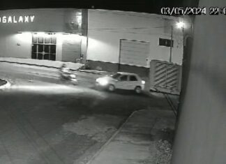 VÍDEO: Motociclista e passageiro saem andando após baterem em cruzamento e voarem por cima de carro