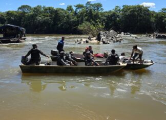 Polícia queima balsa usada em garimpo ilegal e multa suspeitos em R$ 110 mil; VÍDEO