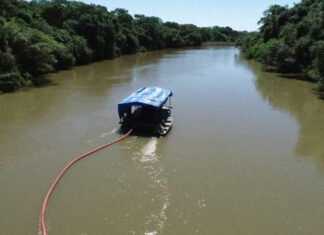 Balsa com equipamentos de extração de minério é encontrada abandonada em rio no Tocantins