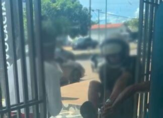 Homem ‘tranca’ porta de lotérica com as mãos para fugir de suspeitos armados com motosserra e faca; VÍDEO