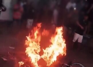 Participantes de evento queimam motos em via pública e polícia diz que vai investigar; VÍDEO
