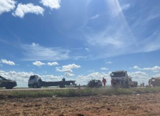 Duas pessoas morrem após carro bater de frente com caminhão e ser destruído