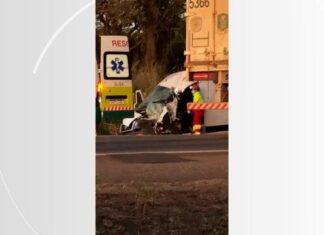 Homem fica em estado grave após van bater em três caminhões na BR-153