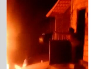 Discussão termina com moto queimada e mulher jogando coisas do ex na fogueira; VÍDEO