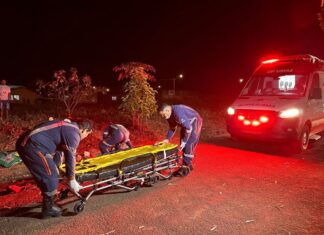 Idoso leva machadada na cabeça e revida dando golpes de facão em enteado durante briga