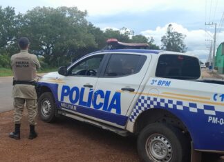 Homem é assassinado com tiro no rosto dentro de carro estacionado em avenida