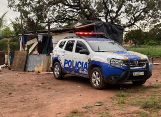 Suspeita de mandar matar homem em barraco teria ordenado crime após vítima denunciar irmão dela, diz polícia