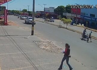Vídeo mostra que motociclista estava empinando moto antes de atropelar idoso