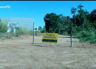 Moradores fecham rua com arame farpado para combater poeira e invasão de terreno