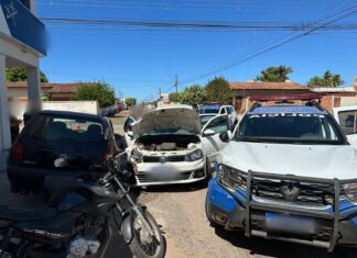 Suspeito tenta fugir da polícia, bate em carros durante perseguição e acaba preso por tráfico; VÍDEO