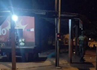 Jovem é assassinado a facadas em bar e mulher é suspeita, diz PM