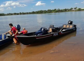 Dois homens caem na água após barco virar e são resgatados em lago de usina