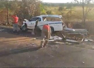 Carro de funerária sofre engavetamento com mais três veículo e caixão cai na pista; VÍDEO