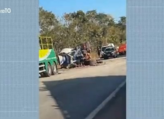 Acidente entre dois caminhões deixa uma pessoa ferida na BR-153
